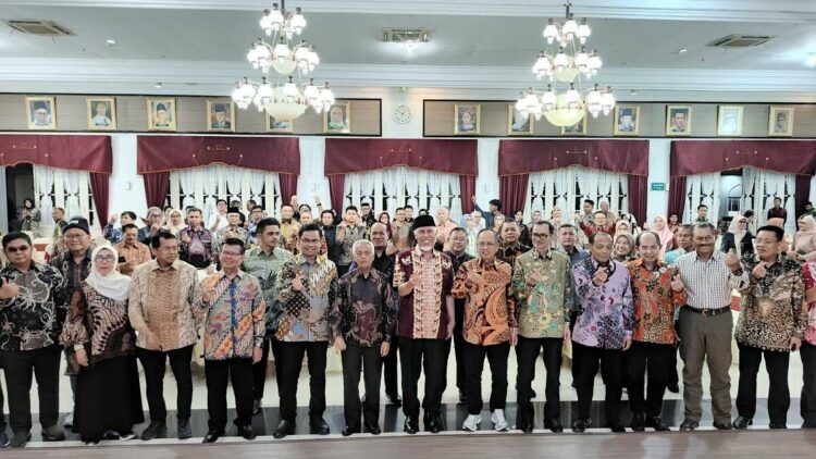 FOTO BERSAMA—Gubernur Sumatera Barat, Mahyeldi Ansharullah, foto bersama saat menyambut  kedatangan para anggota Forum Majelis Wali Amanat Perguruan Tinggi Negeri Berbadan Hukum (MWA PTN-BH) se-Indonesia.