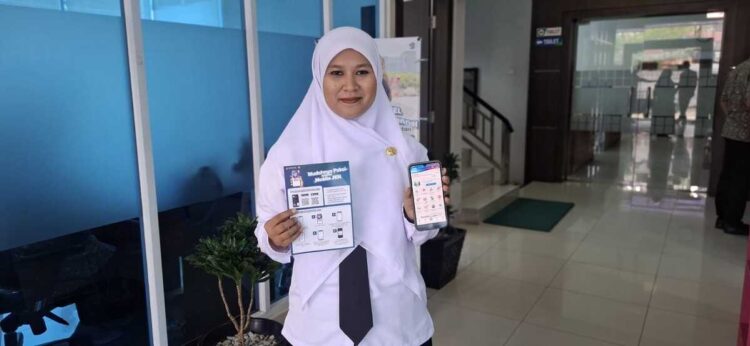 PNS di Payakumbuh, Terkesan dengan Kemudahan Berobat Pakai Aplikasi Mobile JKN 1 KEMUDAHAN JKN MOBILE— Weni Rahayu (35), PNS di Kemenag Payakumbuh, puas dengan pelayanan dan kemudahan berobat menggunakan BPJS Kesehatan dan Aplikasi Mobile JKN.