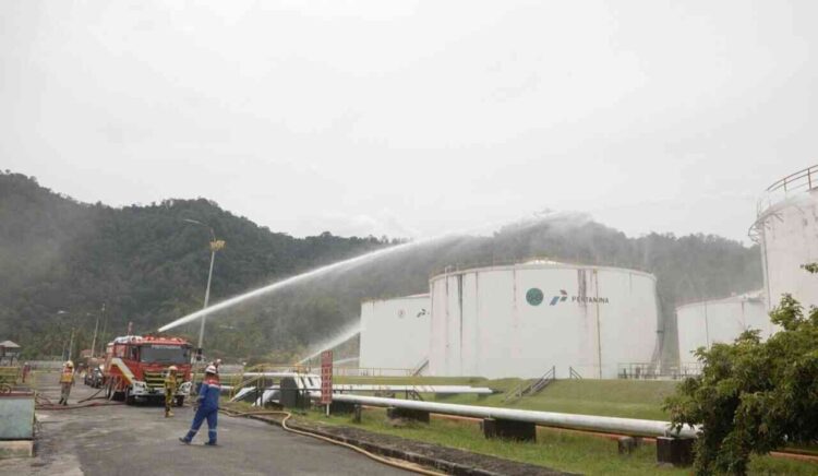 SIMULASI—Pertamina Patra Niaga Sumbagut melaksanakan Simulasi Penanggulangan Keadaan Darurat Level 1 dengan skenario kebakaran tangki.