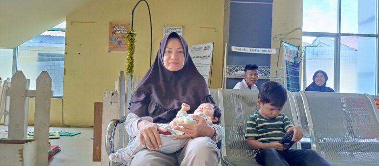 TERBANTU—Peserta JKN mengaku sangat terbantu dengan program BPJS Kesehatan dalam pemeriksaan kesehatab tumbuh kembang bayi