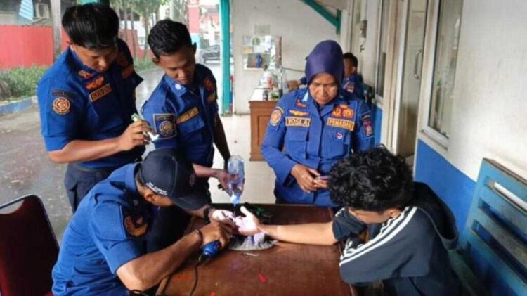 EVAKUASI PELEPASAN CINCIN— Dengan peralatan khusus, petugas Damkar berhasil mengevakuasi cincin tanpa melukai tangan pelajar yang kesulitan melepas cicncin dari jarinya hingga bengkak, Kamis (6/11).