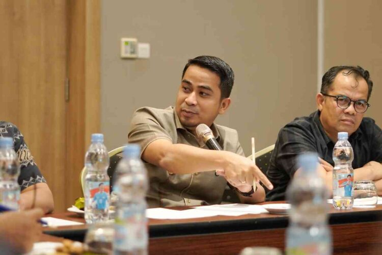 ARAHAN—Wali Kota Solok Dr. Ramadhani Kirana Putra memberikan arahan selaku Kuasa Pemilik Modal (KPM) bersama Direktur Perumda Air Minum Pincuran Gadang Kota Solok, saat memimpin Rapat Pembahasan Rencana Kerja dan Anggaran Perusahaan (RKAP) Tahun 2026 bertempat di ZHM Grand Zuri Padang, Jumat (21/11).