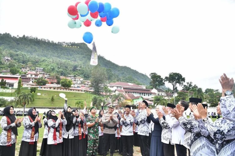 Wali Kota Sawahlunto, Pimpin Upacara Hari Guru Nasional dan HUT PGRI Tahun 2025 1 LEPAS BALON—Wali Kota Sawahlunto Riyanda Putra uasi upacara lepaskan balon ke udara.