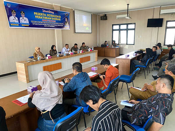 Satpol PP Sosialisasi Perda Trantibum, Banyak Langgar Aturan, Kesadaran Pelaku Usaha Minim 1 SOSIALISASI PERDA— Satpol PP menggelar sosialisasi Peraturan Daerah Nomor 1 tahun 2022 tentang Ketentraman dan Ketertiban Umum (Trantibum), yang dihadiri pelaku usaha hotel, penginapan, rumah bilyard, kafe serta Tempat Hiburan Malam (THM) , di aula Kantor Dinas Pendidikan Kota Payakumbuh, Senin (3/11).