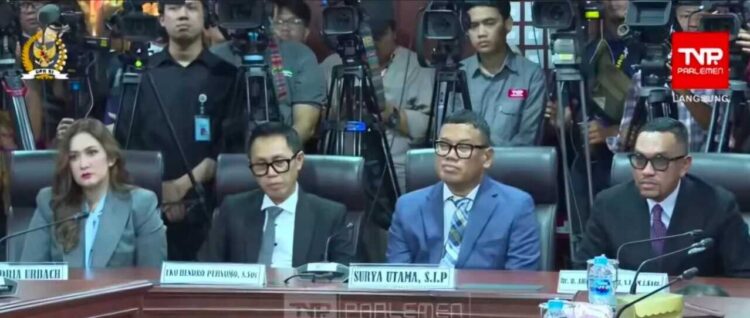 MKD Putuskan Ahmad Sahroni Terbukti Langgar Etik, Dinonaktifkan Selama 6 Bulan dan Tidak Dapat Gaji 1 SIDANG— Anggota DPR nonaktif Ahmad Sahroni, Uya Kuya, Nafa Urbach, Eko Patrio, dan Adies Kadir saat menghadiri sidang putusan MKD DPR di Kompleks Parlemen, Senayan, Jakarta, Rabu (5/11).