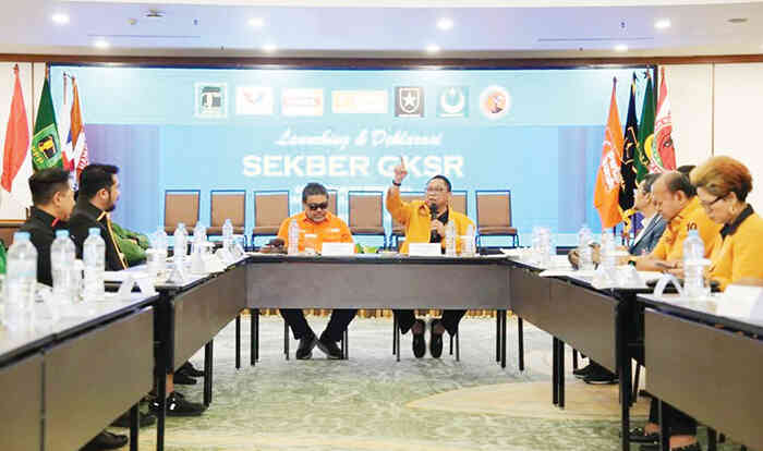 DEKLARASI— Ketua SEKBER GKSR Oesman Sapta Odang (OSO) bersama perwakilan 8 partai nonparlemen.