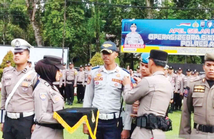 APEL PASUKAN— Kapolres Agam, AKBP Muari meminpin apel gelar pasukan operasi Singgalang 2025, Senin (17/11).