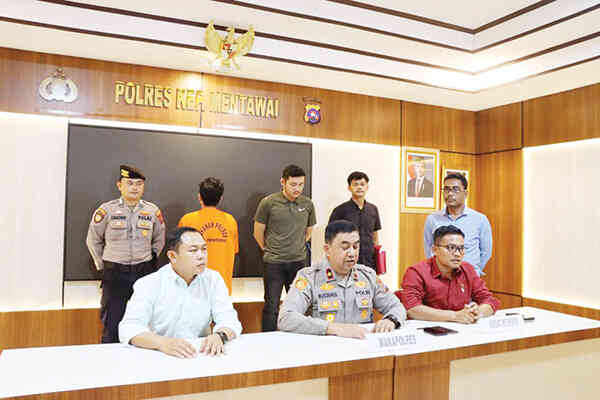 Agen Chip HGI di Mentawai Diciduk, Beli Rp 50 Ribu, Dijual Rp 57 Ribu 1 AGEN CHIP— Wakapolres Mentawai, Kompol Bustanul Alamsyah didampingi Kasat Reskrim, IPTU Edward Novilin memaparkan penangkapan pelaku agen chip HGI.