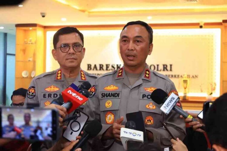 BERI KETERANGAN— Kepala Divisi Humas Polri, Irjen Pol Sandi Nugraha memberikan keterangan kepada awak media di Mabes Polri, Jakarta.