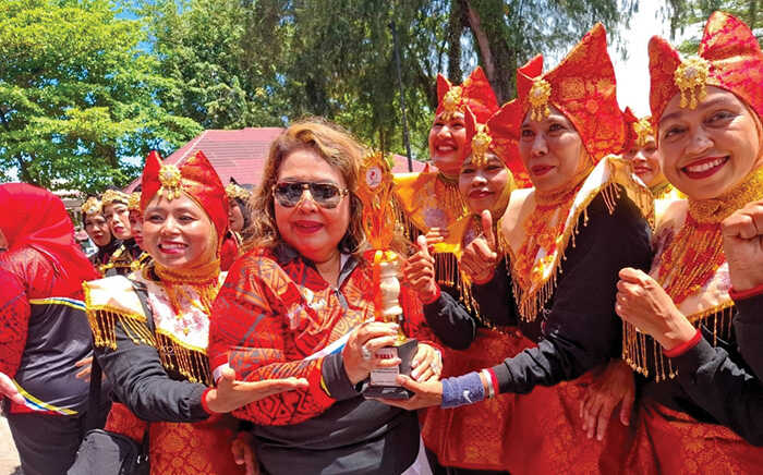 Harumkan Nama Daerah di Kancah Nasional, Porpi Agam Raih Juara Nasional Senam Kreasi Budaya 1 JUARA— Porpi Kabupaten Agam berhasil meraih juara pertama Lomba Senam Kreasi Budaya tingkat nasional yang digelar di Objek Wisata Pantai Gondoriah, Kota Pariaman, Minggu (2/11).