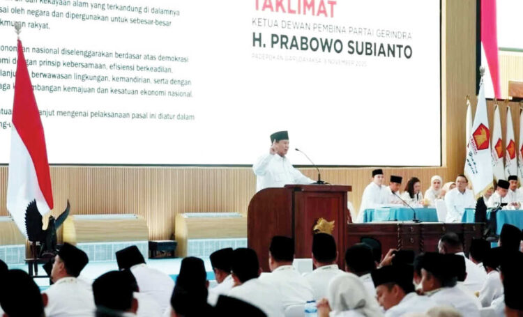 BERIKAN ARAHAN— Presiden RI sekaligus Ketua Dewan Pembina Partai Gerindra, Prabowo Subianto, memberikan arahan kepada seluruh kader partai di kediamannya, Hambalang, Bogor.