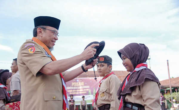 PERSAMI— Wakil Wali Kota Padang Maigus Nasir membuka kegiatan Perkemahan Sabtu Minggu (Persami) yang digelar Gugus Depan 04.085 – 04.086 Gerakan Pramuka SD Kartika 1-10 Padang, Sabtu (1/11).