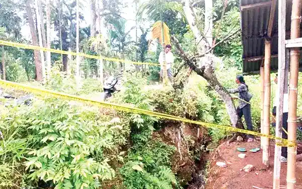 Baru Pulang Merantau, Pria 45 Tahun Ditemukan Tewas Gantung Diri, Diduga Alami Depresi Masalah Keluarga 1 OLAH TKP— Petugas kepolisian melakukan olah TKP kecelakaan yang melibatkan tabrakan antara Honda Beat dengan Honda PCX di dekat objek wisata Air Tigo Raso di Jorong Muko-Muko, Nagari Koto Malintang, Kecamatan Tanjung Raya, Agam, Rabu (19/11) pukul 7.30 WIB. Penumpang salah satu sepeda motor itu tewas akibat kecelakaan itu.