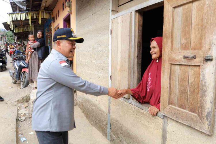 KUNJUNGI RUMAH WARGA— Bupati Pasaman Welly Suhery mengunjungi warga secara langsung saat  kunjungannya ke Mapattunggul Selatan, Kamis (20/11) dalam rangka peringatan Hari Kesehatan Nasional 2025.