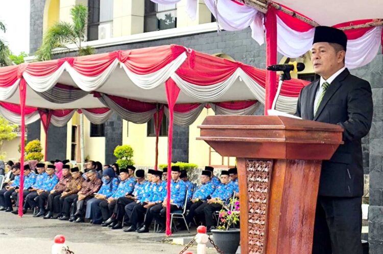 SAMBUTAN— Bupati Pasaman Welly Suhery saat memimpin Upacara Peringatan Hari Pahlawan, di halaman Kantor Bupati Pasaman.