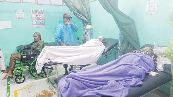 Akses Jalan ke RSUD Lubuk Basung Tertutup, Korban Luka Banjir Bandang Dirawat di Puskesmas Koto Alam 1 KORBAN LUKA— Dinas Kesehatan Kabupaten Agam, menyatakan Puskesmas Koto Alam merawat enam korban yang mengalami luka-luka dampak banjir bandang yang terjadi, Kamis (27/11) sore.