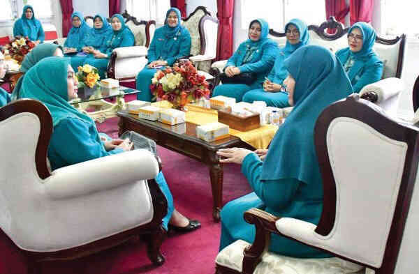 RAKERDA— Staf Ahli TP-PKK Agam, Ny. Maya Muhammad Iqbal, menghadiri Rapat Kerja Daerah (Rakerda) PKK Sumatera Barat di Auditorium Gubernur Sumbar, Senin (17/11).