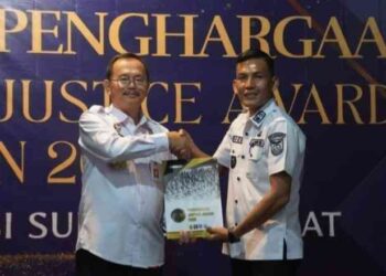 Kades Kubang Tangah Terima Peacemaker Justice Award 2025