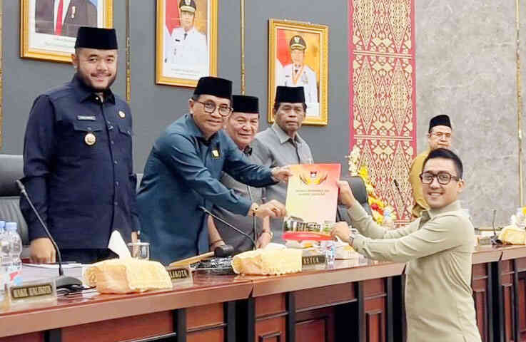 SERAHKAN PENDAPAT AKHIR— Juru Bicara Fraksi Gerindra, Rachmad Wijaya menyerahkan pendapat akkhir fraksi kepada pimpinan DPRD Padang, saat Sidang Paripurna Pendapat Akhir RAPBD 2026 di gedung DPRD Kota Padang, Senin (24/11).