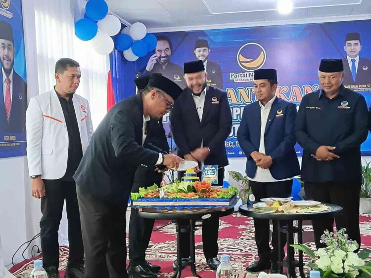 BERSAMA—Ketua Partai NasDem Kota Solok Rudi Horizon bersama Ketua DPW Partai NasDem Sumbar Fadly Amran, Ketua Pertimbangan DPD NasDem Kota Solok, Dr.H.Ramadhani Kirana Putra dan Ketua Pakar DPW NasDem Sumbar H.Zul Elfian Umar., usai pelantikan di Kantor Nasdem Kota Solok.