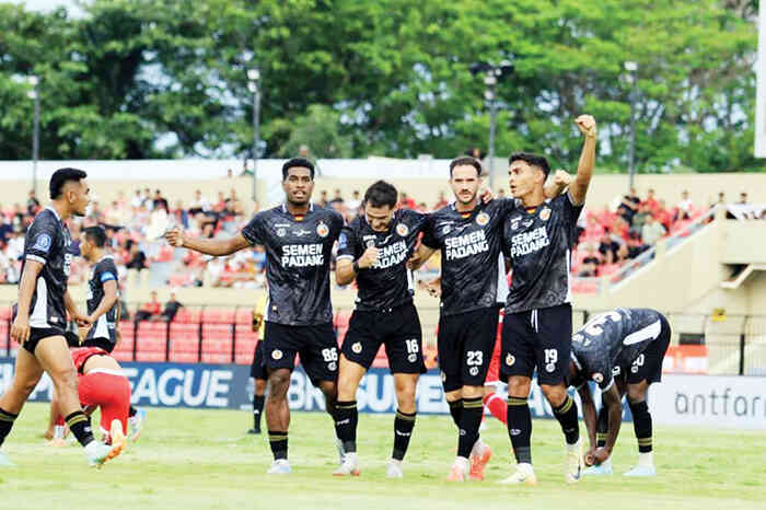 Semen Padang Bangkit!, Taklukkan Persijap 2-1 dan Tinggalkan Dasar Klasemen 1 RAYAKAN GOL— Pemain Semen Padang FC merayakan gol yang tercipta ke gawang Persijap Jepara pada pekan ke-13 BRI Super League 2025/2026 di Stadion Gelora Bumi Kartini, Kamis (20/11) sore. Pertandingan sendiri berakhir dengan skor 2-1 untuk tim Kabau Sirah.