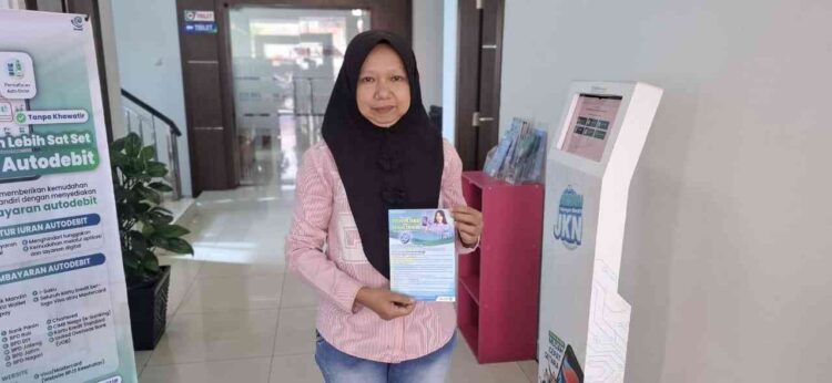MANFAAT JKN— Salah seorang peserta JKN saat mendapatkan layanan informasi di Kantor Cabang BPJS Kesehatan Payakumbuh.