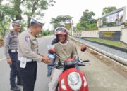 Patuh dan Surat Kendaraan Lengkap, Pengendera Dapat Cokelat dan Bunga