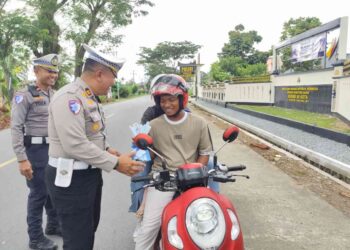 Patuh dan Surat Kendaraan Lengkap, Pengendera Dapat Cokelat dan Bunga