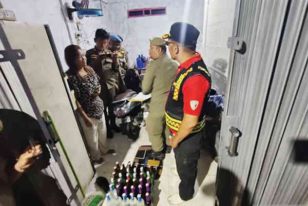 RAZIA PENYAKIT MASYARAKAT— Satpol PP Damkar Kabupaten Agam kembali menindak praktik penyakit masyarakat. Dalam razia yang digelar Minggu (23/11) dini hari, petugas berhasil mengamankan 39 botol minuman keras berbagai merek serta 7 liter tuak dari sebuah kafe di Kecamatan Tanjung Raya.