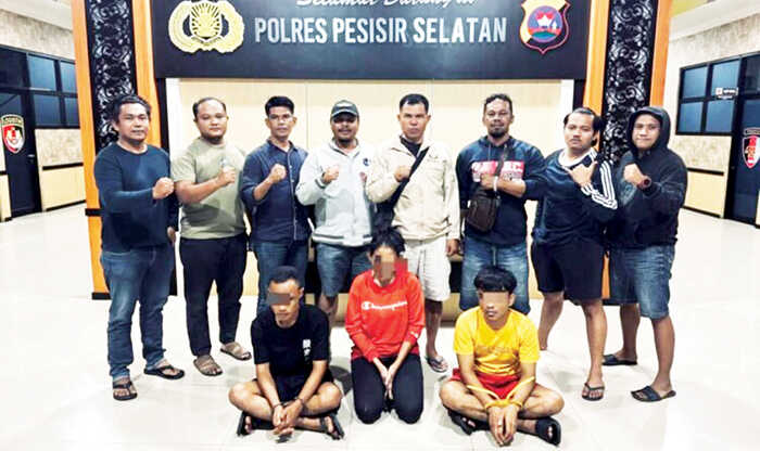 IRT dan 2 Pria Ditangkap Gegara Narkoba, Puluhan Paket Sabu Disita 1 NARKOBA— Tim Satresnarkoba Polres Pessel meringkus tiga orang yang terlibat peredaran sabu di Kecamatan Bayang.