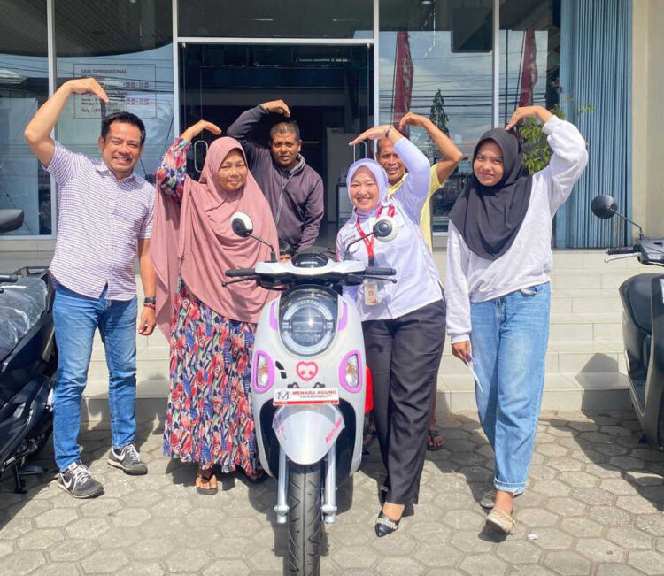 Scoopy Edisi Kuromi Resmi Mengaspal di Sumbar, Masyarakat Langsung Jatuh Hati 1 PEMBELIAN—Konsumen setia sepeda motor Honda melakukan pembelian Scoopy edisi terbatas hasil kolaborasi dengan karakter Kuromi dari Sanrio di dealer Menara Agung.