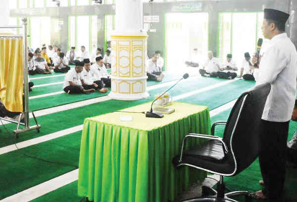 Wirid Mingguan Korpri, Sekda Agam Tekankan Ukhuwah dan Jaga Lisan 1 WIRID KORPRI— Sekretaris Daerah Kabupaten Agam, Dr Muhammad Lutfi AR, menghadiri Wirid Mingguan Korpri yang digelar di Masjid Agung Nurul Fallah, Lubuk Basung, Jumat (14/11).