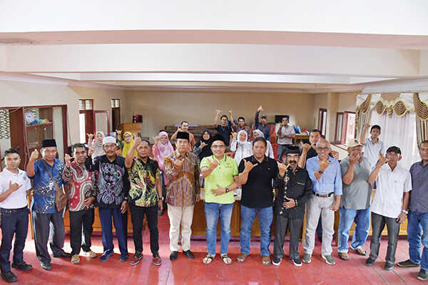 TEMU RAMAH— Sekda Agam, Mhd. Lutfi AR, menghadiri agenda temu ramah dengan Ketua Forum Minang Maimbau (FMM), Ir. Firdaus HB, di Aula Balai Adat Nagari Kapau, Minggu (2/11).