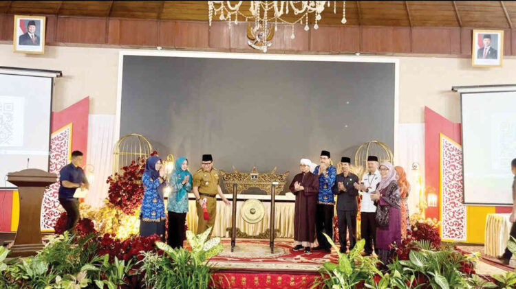 LAUNCHING— Wali Kota Ramlan Nurmatias melaunching dan membuka Modul Sekolah Keluarga Gemilang 2025 di Gedung Tri Arga, Istana Bung Hatta, Senin (17/11).