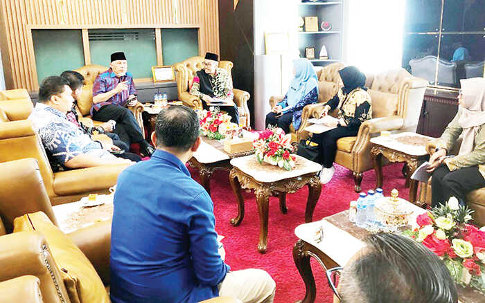 Gubernur Mahyeldi Terima Audiensi BPS Sumbar, Sektor Pertanian dan Perdagangan Penopang Utama Pertumbuhan Ekonomi 1 KUNJUNGAN KEPALA BPS— Gubernur Sumbar Mahyeldi Ansharullah, menerima kunjungan Kepala Badan Pusat Statistik (BPS) Sumbar, Sugeng Arianto membahas capaian kinerja sektor unggulan Sumatera Barat pada triwulan III tahun 2025, di Ruang Kerja Gubernur, Kamis (6/11).