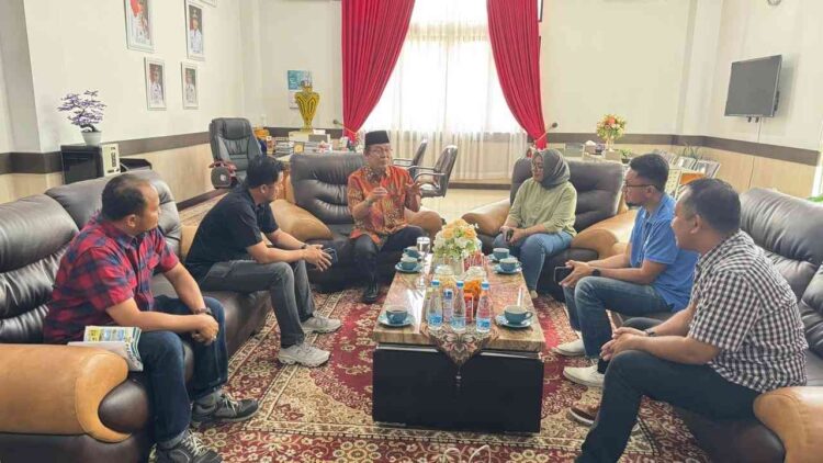 SILATURAHMI—Manager PLN UP3 Payakumbuh, Yessi Indra, bersama tim bersilaturahmi dengan Wali Kota Payakumbuh, Zulmaeta.