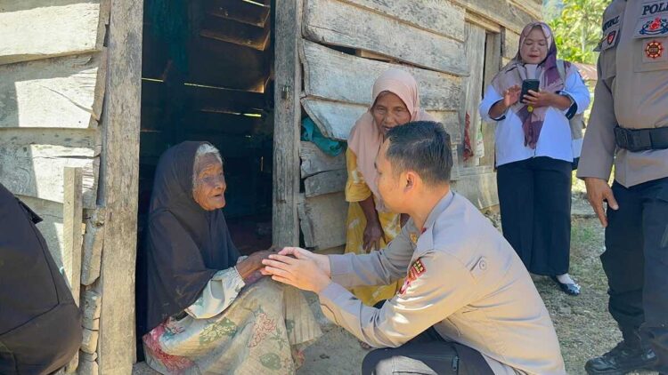 KUNJUNGI LANSIA— Kapolres Solok Selatan AKBP  M. Faisal Perdana, S.I.K saat berdialog dengan lansia ketika mengunjungi  Nagari Pakan Rabaa Utara, Kecamatan KPGD dalam rangka pelaksanaan bakti sosial (baksos), Senin (3/11).