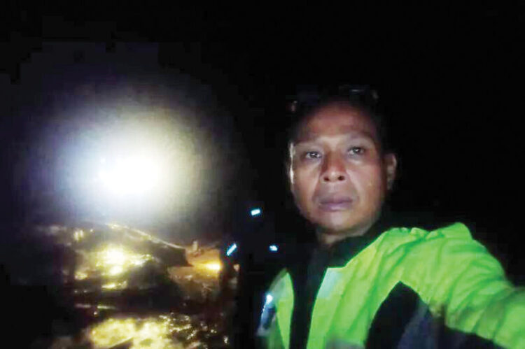 DITEMUKAN— Seorang warga dilaporkan meninggal dunia dan sekitar 50 unit rumah terdampak bencana di Simpang Aia Dingin, Jorong Pasar Koto Alam, Nagari Salareh Aia Timur, Kecamatan Palembayan, Kamis (27/11) sekitar pukul 17.30 WIB.