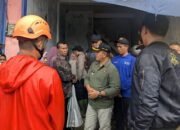 Serahkan Bantuan,Bupati Welly Tinjau Titik Banjir dan Longsor