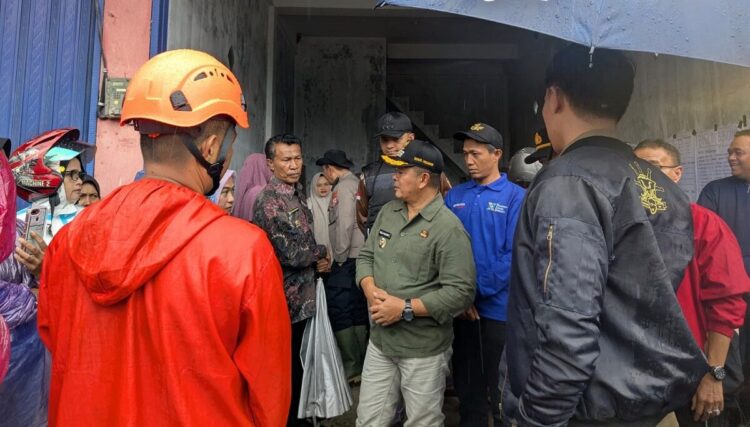 Serahkan Bantuan Bupati Welly Tinjau Titik Banjir dan Longsor