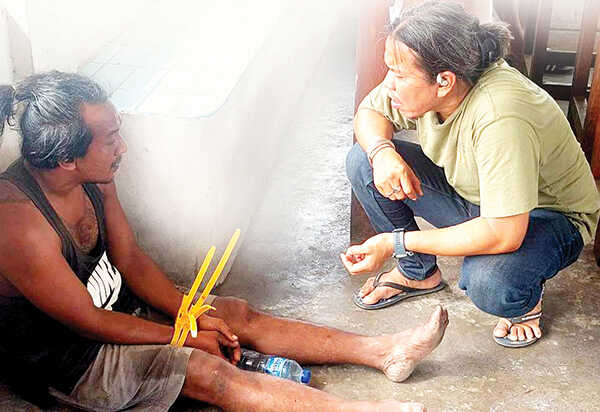 Meresahkan! Preman Bersajam, Ditangkap Tim Klewang, Pedagang dan Pemilik Toko Diancam 1 BERSAJAM— Katim II Klewang Polresta Padang, Aiptu David Rico Dermawan menginterogasi preman yang sering mengancam pedagang dan pemilik toko di kawasan Siteba menggunakan senjata tajam.