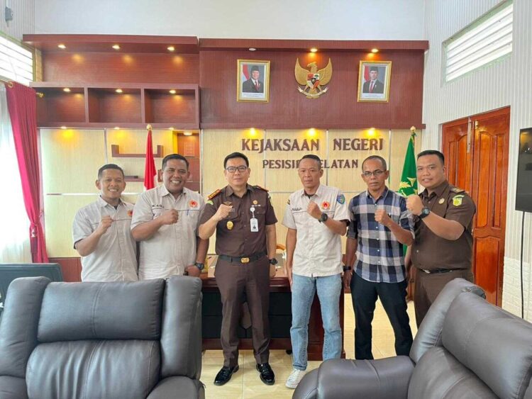 SILATURAHMI— Ketua KONI Pessel M. Adli, didampingi beberapa orang pengurus KONI Pessel bersilaturahmi dan berkoodinasi denagn Kajari Pessel, Mohd Radyan, Selasa (11/11).