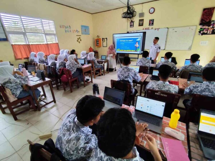 PEMBELAJARAN KELAS DIGITAL— Siswa SMAN 4 terlihat fokus belajar dengan smartboard, layar berukuran besar dari Pemerintah Pusat yang merupakan program prioritas Presiden Prabowo Subianto bagi sekolah di Indonesia sangat berdampak besar bagi SMA di Kota Payakumbuh, terutama bagi sekolah yang telah memiliki kelas digital.