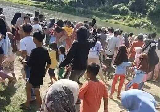 Mandi-mandi saat Kegiatan Hiking, Siswi SMP Tewas Tenggelam di Sungai 1 TENGGELAM— Siswi SMP yang tewas tenggelam di aliran sungai kawasan Lubuk Begalung, Kecamatan Bayang, dievakuasi ke Puskesmas.