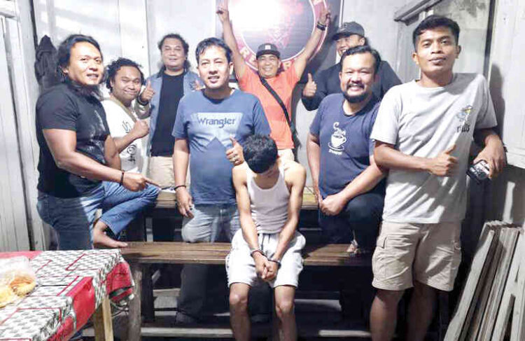 MENCURI— Pelaku AD yang nekat membawa kabur sepeda motor Yamaha RX King yang dipinjamnya, ditangkap Tim Satreskrim Polres Sijunjung.