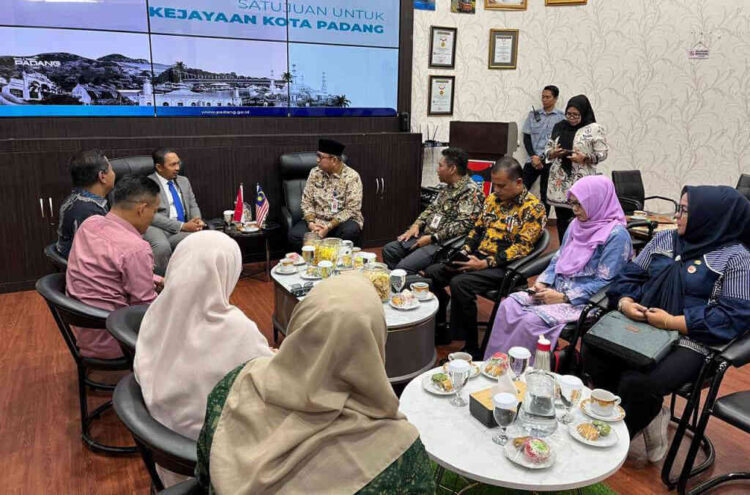KUNJUNGAN KONJEN— Sekda Kota Padang, Andree Harmadi Algamar menerima kunjungan Jenderal Malaysia Medan di Lounge Akmal Usman Balai Kota Padang, Aie Pacah, Kamis (20/11).