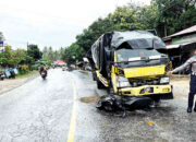 Sepeda Motor Selip saat Gerimis, Tiga Remaja Tewas akibat Tabrakan dengan Dump Truk