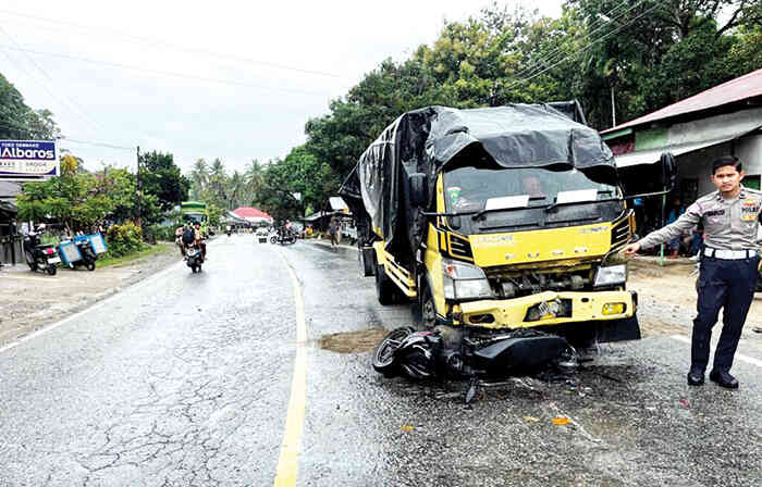 Sepeda Motor Selip saat Gerimis, Tiga Remaja Tewas akibat Tabrakan dengan Dump Truk 1 OLAH TKP— Polisi menunjukkan dua kendaraan yang terlibat kecelakaan hingga menyebabkan 3 orang remaja tewas di Jalan Lintas Sumatera, Jorong Pincuran, Nagari Saok Laweh, Kecamatan Kubung, Kabupaten Solok, Rabu (19/11) sekitar pukul 10.30 WIB.