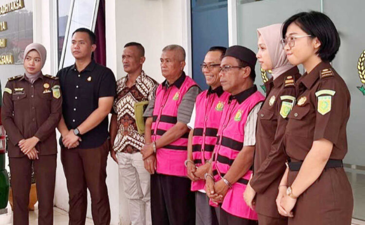 Korupsi Dana BOS dan Operasional MTsN 10 Pessel, Mantan Kepsek, Bendahara dan Rekanan Ditahan Jaksa 1 DITAHAN— Tiga tersangka dugaan korupsi dana BOS dan operasional MTsN 10 Pessel diahan oleh penyidik Cabjari Pessel di Balai Salasa.