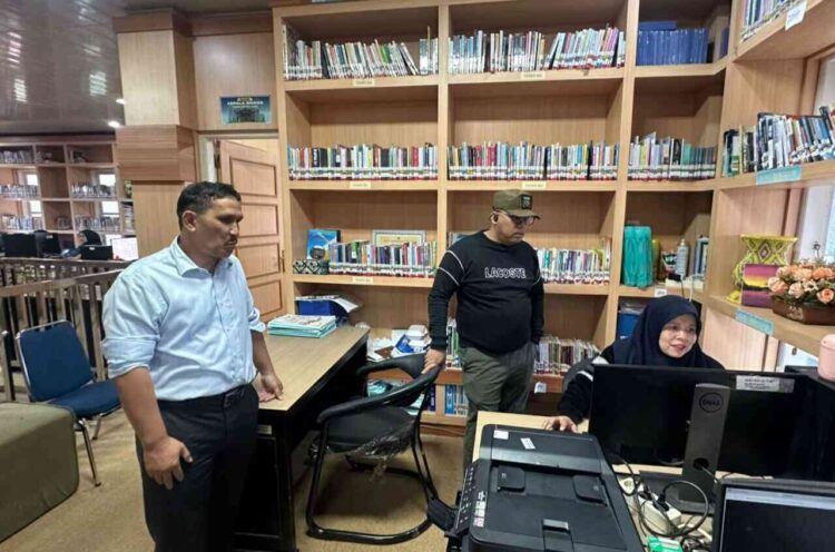 SIDAK— Wali Kota Padang Panjang Hendri Arnis melakukan inspeksi mendadak (sidak) ke Dinas Perpustakaan dan Kearsipan (DPK) Kota Padang Panjang, kemarin.